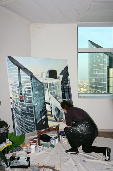 Michelle AUBOIRON peint "in situ" depuis le 36ème étage de la Tour Granite à Paris la Défense