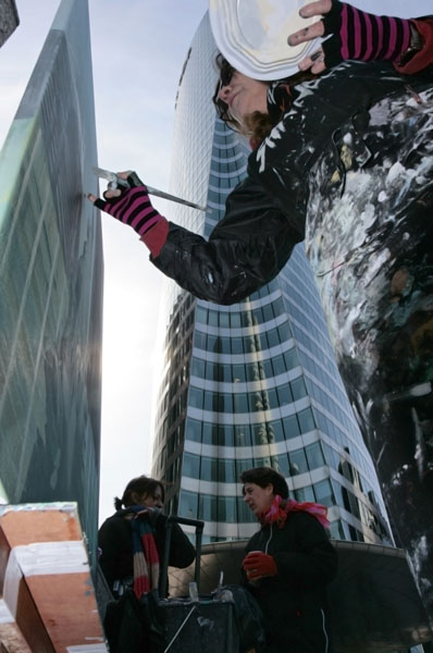 Peinture sur le motif sur le parvis de Paris la Défense par Michelle AUBOIRON