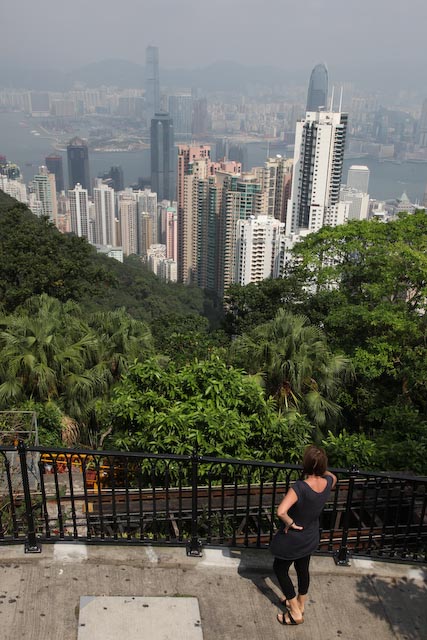 michelle-auboiron-peinture-sur-le-motif-peak-hong-kong-photo-charles-guy-01