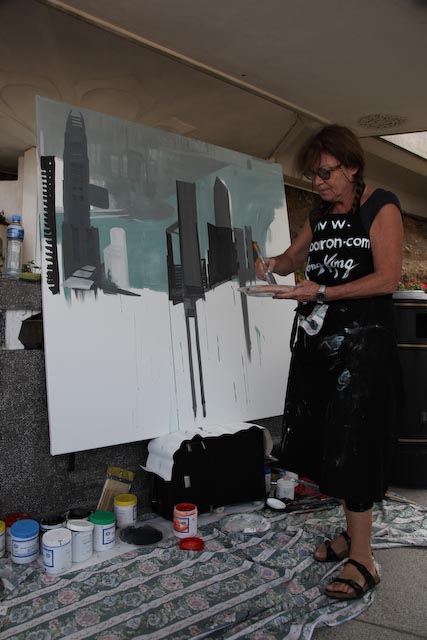 michelle-auboiron-peinture-sur-le-motif-peak-hong-kong-photo-charles-guy-02