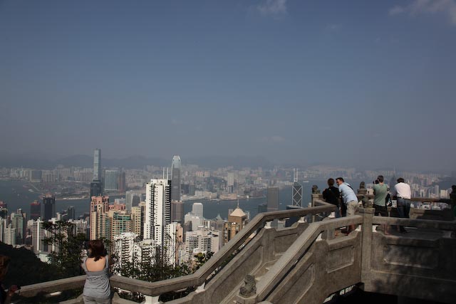 michelle-auboiron-peinture-sur-le-motif-peak-hong-kong-photo-charles-guy-06