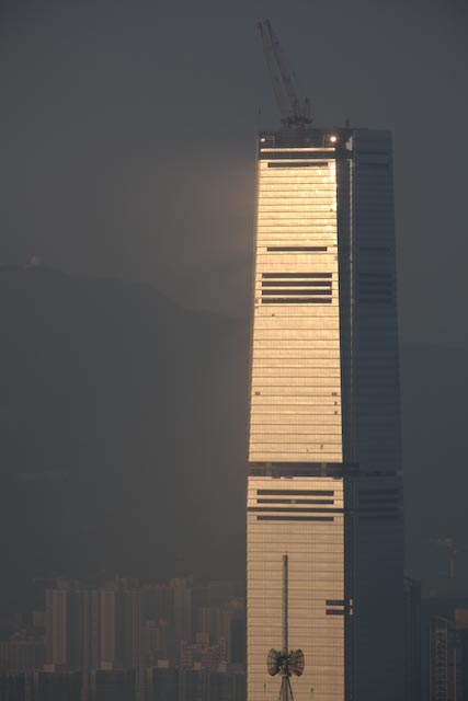 michelle-auboiron-peinture-sur-le-motif-peak-hong-kong-photo-charles-guy-11