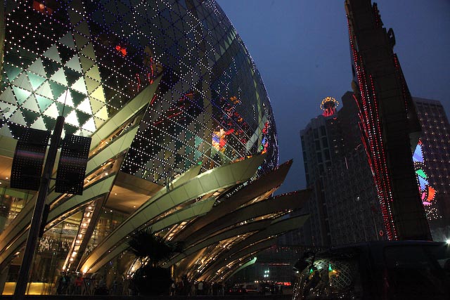 macau-by-night-photo-charles-guy-01