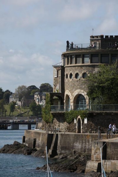 Michelle peint depuis le toit de l'ancien museum d'histoire naturelle de Dinard, sur le côte d'émeraude en Bretagne