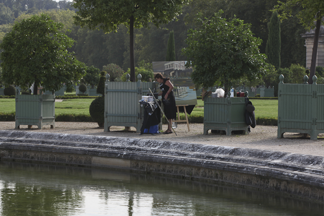 Michelle AUBOIRON peint depuis les jardins de l'Orangerie du château de Versailles