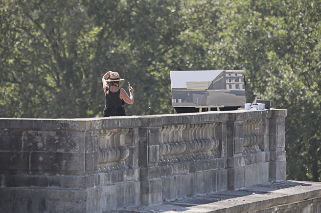 Michelle Auboiron peint le Chateau de Versaille sur le vif depuis le haut de l'escalier des 100 marches