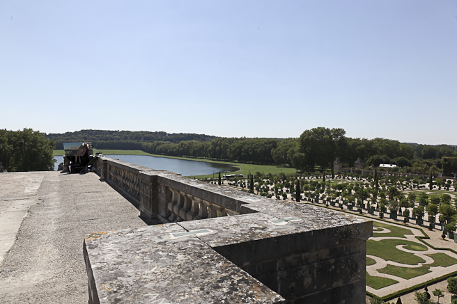 Michelle Auboiron peint le Château de Versailles sur le motif depuis le haut de l'escalier des 100 marches